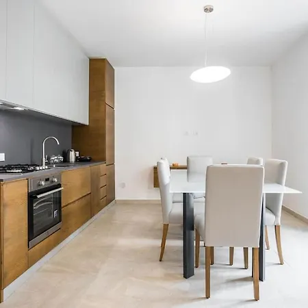 Luxury Bnb Queen Apartment